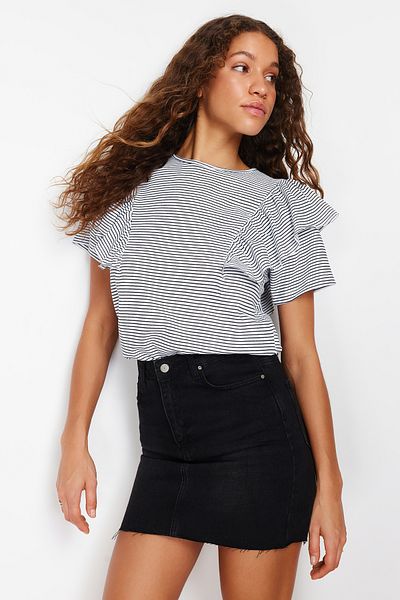 Trendyol Collection Schwarzes Strick-T-Shirt mit Rüschenärmeln, regulärer/normaler Passform, gestreiftem Rundhalsausschnitt TWOSS24TS00061