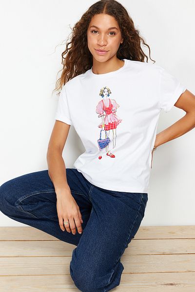 Trendyol Collection Bílé 100% bavlna s potiskem Uvolněný/pohodlný střih Pletené tričko TWOSS24TS00054
