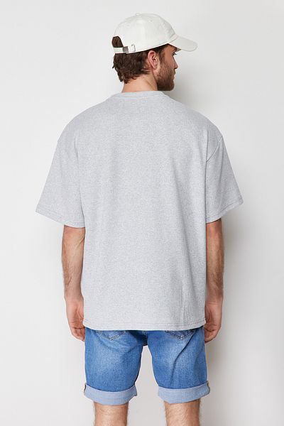 Trendyol Collection Graues, übergroßes, kurzärmliges, strukturiertes T-Shirt – TMNSS22TS00049