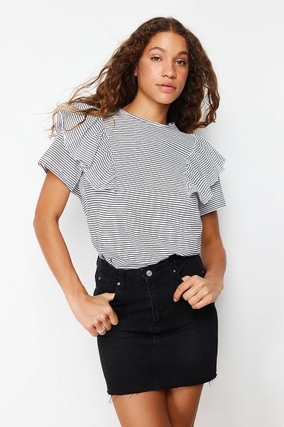 Trendyol Collection Schwarzes Strick-T-Shirt mit Rüschenärmeln, regulärer/normaler Passform, gestreiftem Rundhalsausschnitt TWOSS24TS00061