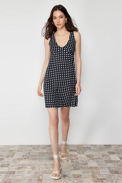 Trendyol Collection Μίνι υφαντό φόρεμα από βισκόζη μαύρο πουά V λαιμόκοψη TWOSS24EL00509