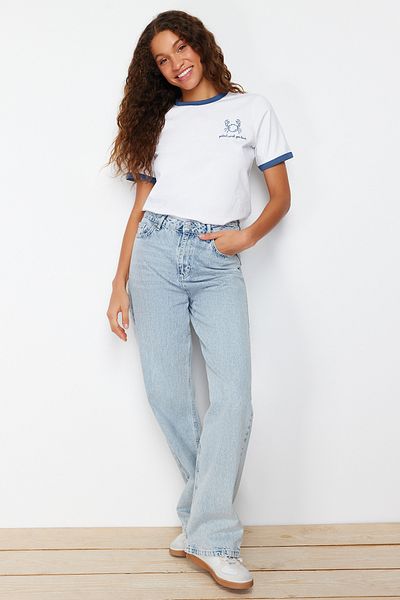 Trendyol Collection Ecru 100% bavlna Vyšívaná kontrastní lemovka Detailní pletené tričko TWOSS24TS00037