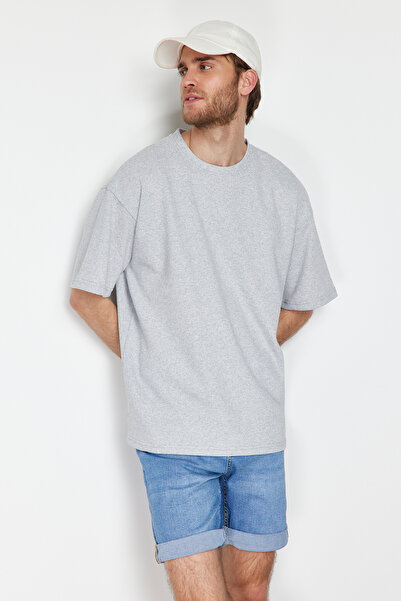 Trendyol Collection Graues, übergroßes, kurzärmliges, strukturiertes T-Shirt – TMNSS22TS00049