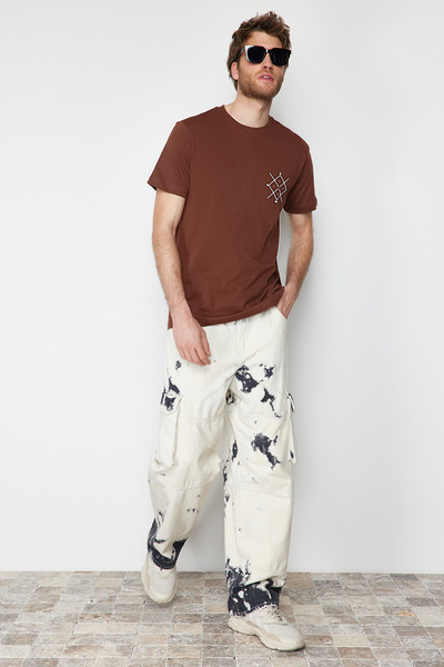 Trendyol Collection Hnědé bavlněné tričko s krátkým rukávem s potištěným logem - TMNSS20TS0984