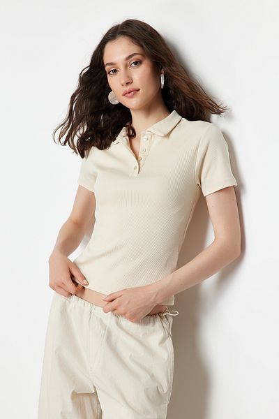 Trendyol Collection Πλεκτή μπλούζα σε μπεζ λαιμόκοψη με κουμπιά κοντό μανίκι με ραβδώσεις TWOSS24BZ00111