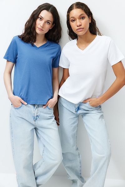 Trendyol Collection Бяло-индиго 100% памук 2 пакета Regular/Normal Fit Основна плетена тениска с V-образно деколте TWOSS23TS00002