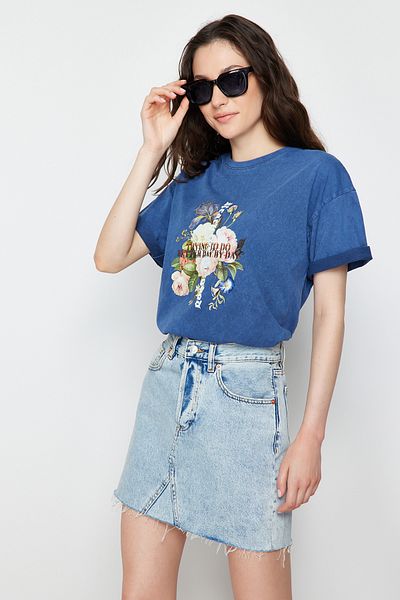Trendyol Collection Pletené tričko Indigo Boyfriend – 100% bavlna, potisk a bledý efekt TWOSS23TS00281