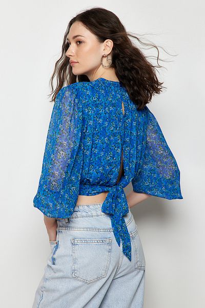 Trendyol Collection Bluză crop florală albastră cu guler ridicat - TWOSS23BZ00397