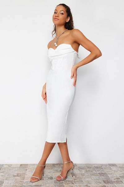 Trendyol Collection Svatební bílé na tělo Tkané lemované svatební/Nikah elegantní večerní šaty TPRSS24EL00070