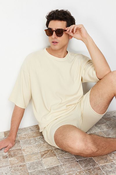 Trendyol Collection Ecrufarbenes Premium-Übergrößen-T-Shirt mit Ottoman-Struktur – Rundhalsausschnitt, kurze Ärmel – TMNSS23TS00081