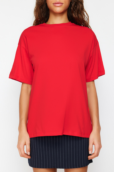 Trendyol Collection Rotes, weites T-Shirt mit Rundhalsausschnitt, 100 % Baumwolle – TWOSS20TS0134