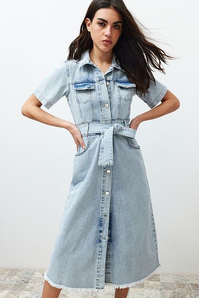 Trendyol Collection Modré maxi džínové šaty se střapcem a páskem TWOSS24EL00377