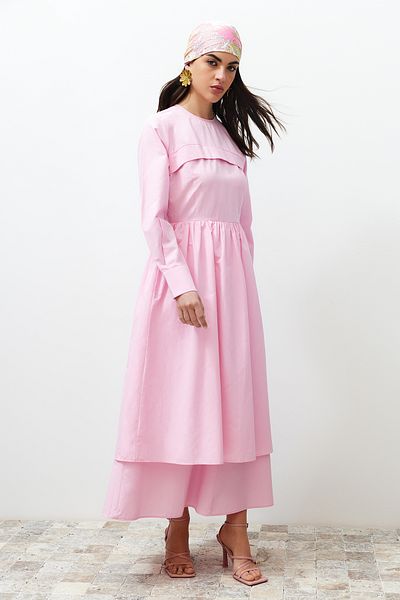 Trendyol Modest Rosa Kleid mit schlichtem Webmuster und detaillierter Vorderseite TCTSS24EB00144