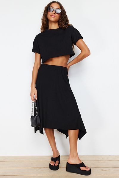 Trendyol Collection Spódnica dzianinowa midi asymetryczna z wysokim stanem - czarna falbana elastyczna TWOAW20ET0440