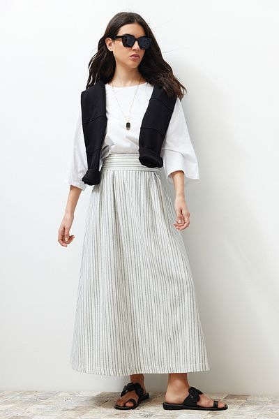 Trendyol Modest Ecru pruhovaná plátěná sukně s detailem kapsy TCTSS24EE00007