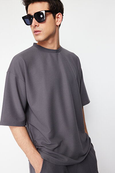 Trendyol Collection Μπλουζάκι με κοντό μανίκι με υφή ανθρακί - TMNSS24TS00131