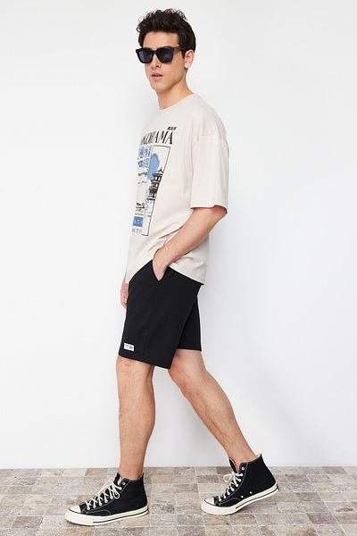 Trendyol Collection Schwarze, normal geschnittene Baumwollshorts mit Etikettenapplikation TMNSS23SR00079