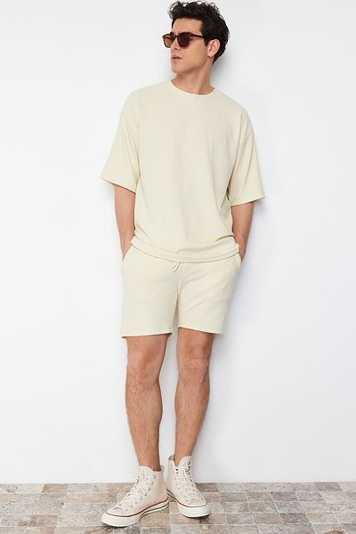 Trendyol Collection Ecrufarbene, mittellange, strukturierte, knitterfreie Shorts – Normale Schnittform TMNSS23SR00039