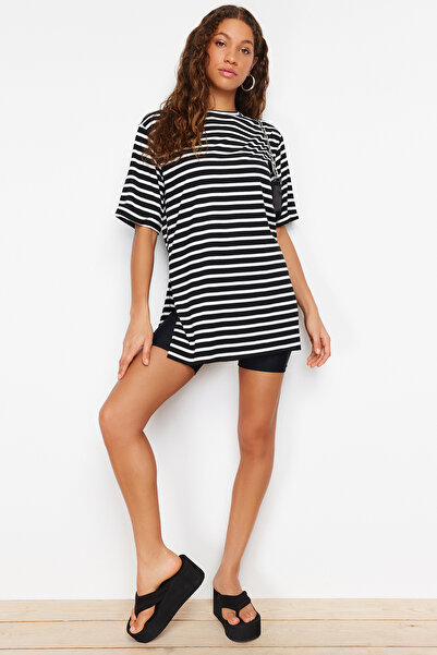 Trendyol Collection Μαύρο ριγέ σχισμή Λεπτομερές μπλουζάκι με πλεκτή λαιμόκοψη υπερμεγέθη/ευρεία εφαρμογή TWOSS23TS00097