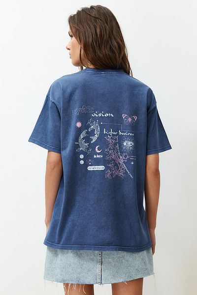 Trendyol Collection Indigo 100% bavlna Vybledlý efekt Zadní potisk Boyfriend Crew Neck Pletené tričko TWOSS23TS00109