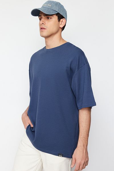 Trendyol Collection Limitált kiadású Indigo Oversize 100% pamut címkézett texturált Basic vastag póló TMNSS23TS00069