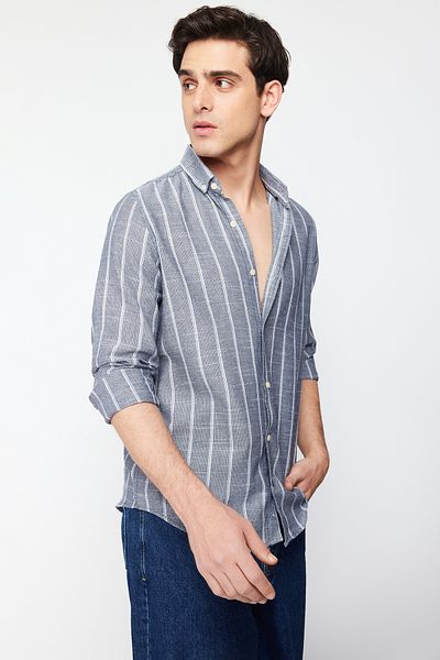 Trendyol Collection Marineblaues gestreiftes Slim Fit-Hemd – Knopfkragen TMNSS22GO0028