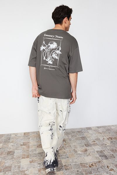 Trendyol Collection Βαμβακερό μπλουζάκι Fluffy Flower Printed Anthracite Oversize - TMNSS24TS00105