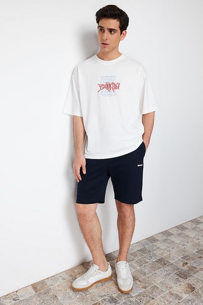 Trendyol Collection Sötétkék normál/normál szabású, közepes hosszúságú, betűvel nyomtatott rövidnadrág TMNSS21SR0377