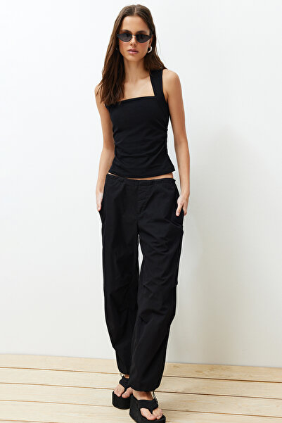 Trendyol Collection Černý jednobarevný čtvercový výstřih Pásek nařasený/přiléhavý Pružná pletená halenka TWOSS24BZ00400