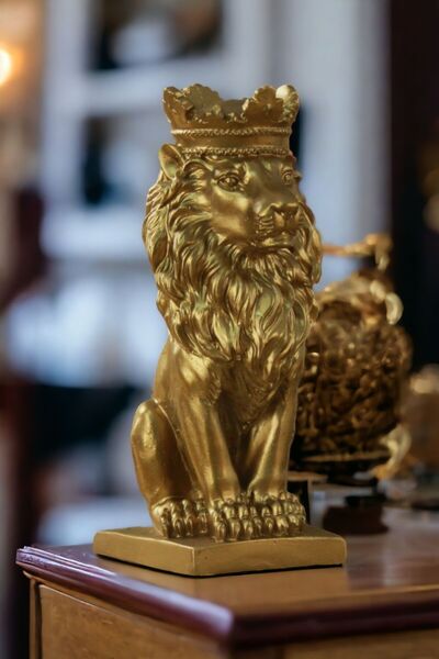 Rugad Biblo Dekoratif Heykel Taçlı Aslan Biblosu Altın Model 34