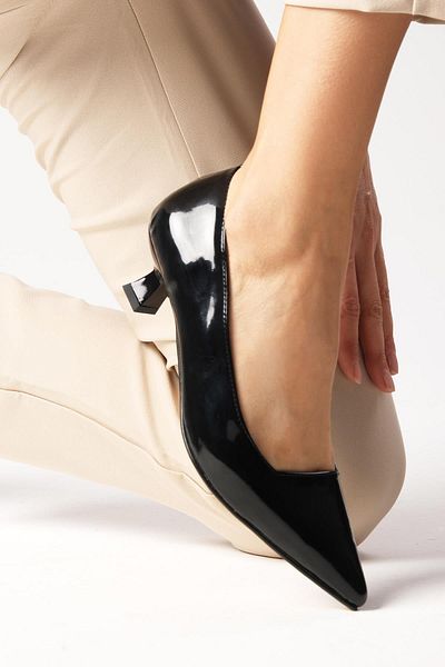 Mio Gusto Carmen-Schuhe aus schwarzem Lackleder mit niedrigem Absatz