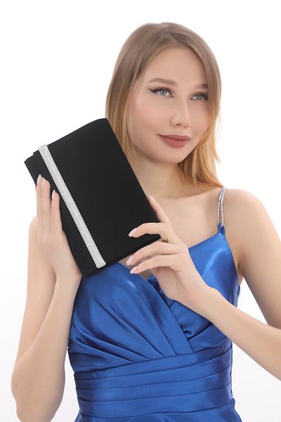 Piedra Geanta de rochie de seara din piele intoarsa de culoare neagra cu husa magnetica, poate fi folosita in mana si cu curea de umar