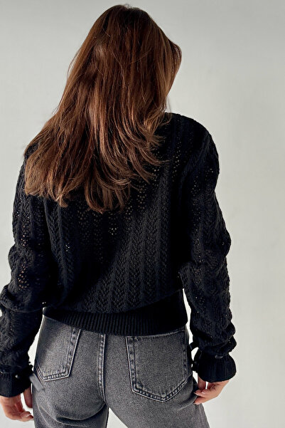 MODAGEN Dámský černý svetr s mašlí na krku a rukávech