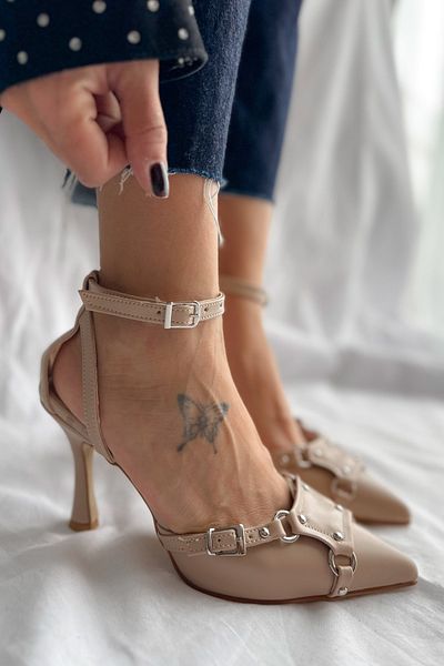Shoebutik Rock Beige Leather Leather Band Pin Detailní dámské boty na podpatku