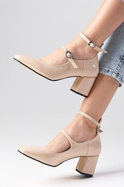 Mio Gusto Thalia Nudefarbene Damenschuhe aus Lackleder mit stumpfer Zehenpartie und Absatz