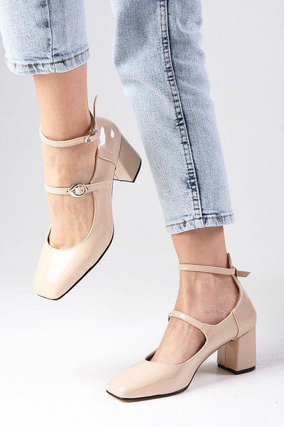 Mio Gusto Thalia Nudefarbene Damenschuhe aus Lackleder mit stumpfer Zehenpartie und Absatz