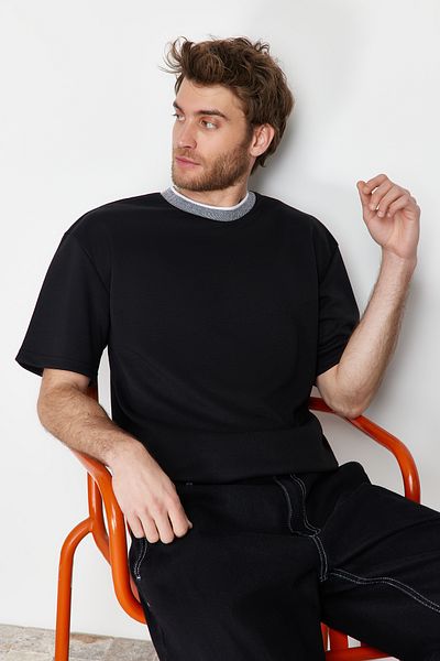 Trendyol Collection Koszulka typu T-shirt z dzianiny typu pique w kolorze czarnym z prążkowanym wykończeniem i oversize - TMNSS23TS00079
