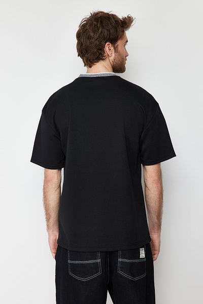 Trendyol Collection Koszulka typu T-shirt z dzianiny typu pique w kolorze czarnym z prążkowanym wykończeniem i oversize - TMNSS23TS00079