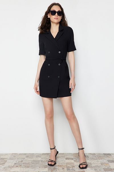 Trendyol Collection Mini tkané bundové šaty s černým páskem na knoflíky TWOSS24EL00392