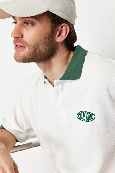 Trendyol Collection Besticktes, ecrufarbenes Oversize-T-Shirt mit Polokragen, geknöpft, Frotteestoff TMNSS24PO00000