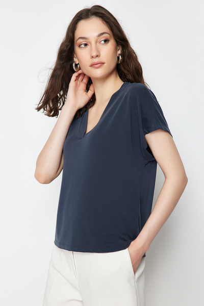 Trendyol Collection Anthrazitfarbenes Modal-Strick-T-Shirt mit V-Ausschnitt und entspanntem/bequemem Schnitt TWOSS24TS00043