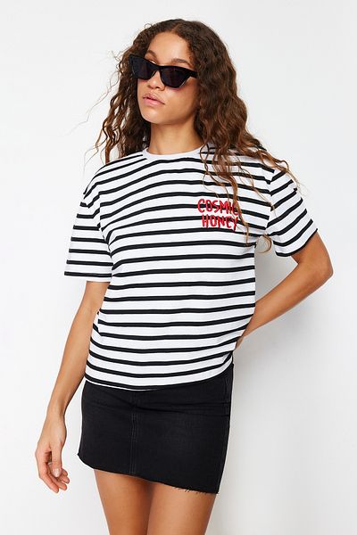 Trendyol Collection Rot gestreiftes Slogan-Stickerei-detailliertes, entspanntes/bequem geschnittenes Strick-T-Shirt TWOSS24TS00053