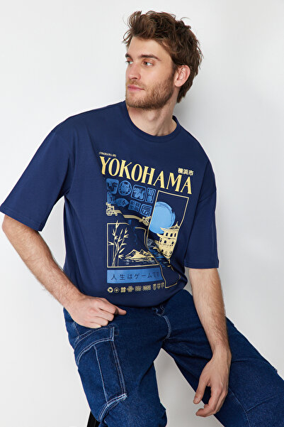 Trendyol Collection Бавовняна футболка великого розміру з далекосхідним візерунком темно-синього кольору TMNSS24TS00035