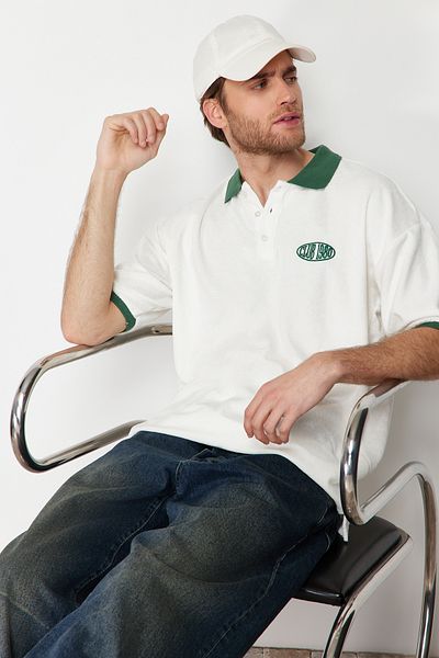 Trendyol Collection Besticktes, ecrufarbenes Oversize-T-Shirt mit Polokragen, geknöpft, Frotteestoff TMNSS24PO00000