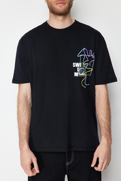 Trendyol Collection Schwarzes Oversize/T-Shirt mit weitem Schnitt und Textdruck aus 100 % Baumwolle TMNSS21TS3438