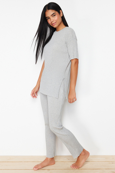 Trendyol Collection Šedá žebrovaná pletená souprava na spaní s detailem rozparku THMSS24PT00178