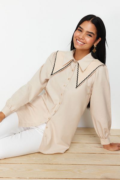 Trendyol Modest Baumwoll-Gewebtes Hemd mit Steinkragen und Detail TCTSS24TG00009