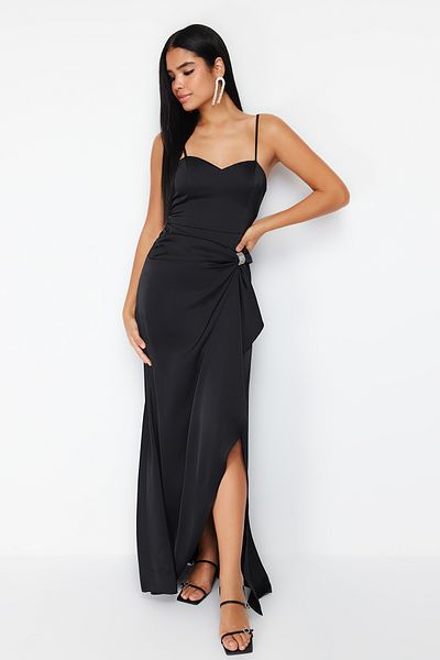 Trendyol Collection Атласна ткана чорна довга вечірня сукня з блискучими аксесуарами з каменів TPRSS24AE00006