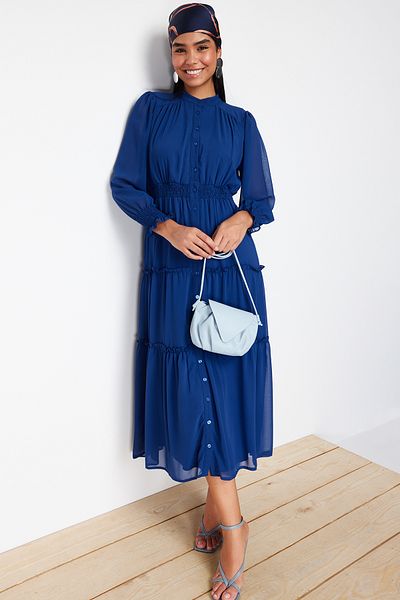 Trendyol Modest Podšívané šifonové tkané košilové šaty s indigovými rukávy a lemovaným detailem v pase TCTSS24EB00046