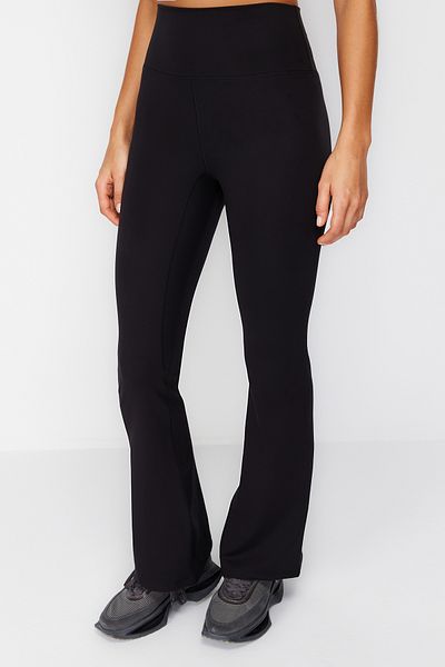 Trendyol Collection Schwarze, gebürstete, weiche Yoga-Sportleggings mit spanischem Bein und gestricktem Stoff THMSS24TY00019